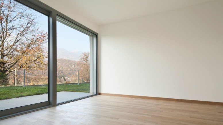 Schiebetüren zur Terrasse in der Nähe des Häuschens