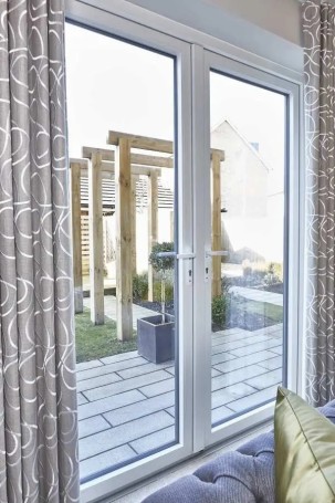Detailansicht eines stabilen Kunststofffenster-Profils in einer Stadtwohnung