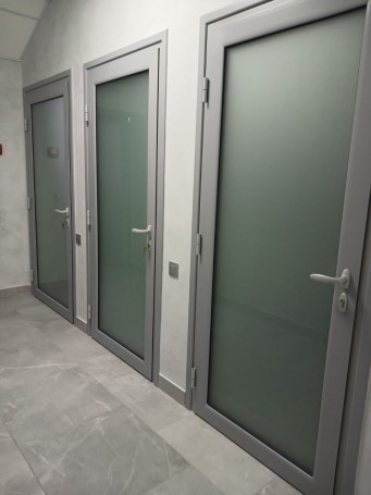 Aluminiumtür zur Toilette