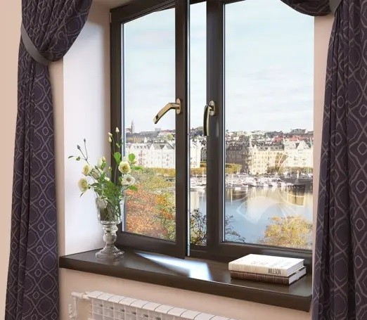 Ein dunkles Kunststofffenster mit hochwertiger Folienkaschierung in einem eleganten Raum