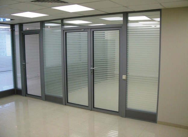 Aluminiumtüren zum Büro